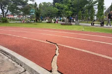 Lintasan jogging track di lapangan Alun-alun Kota Bogor yang mengalami kerusakan di sejumlah titik