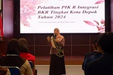 Bunda Genre Kota Depok, Elly Farida menjadi pembicara pada pelatihan dan penguatan PIK-R dan BKR di Aula Teratai, Balai Kota Depok