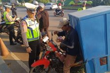 Polisi tindak pemotor yang tak gunakan helm di operasi Patuh Lodaya, di Sentul, Kabupaten Bogor (Rizky Adha Mahendra/detikcom) Baca artikel detiknews, "Sejumlah Pemotor Tak Pakai Helm Terjaring Operasi Patuh di Sentul Bogor" selengkapnya https://news.detik.com/berita/d-7440043/sejumlah-pemotor-tak-pakai-helm-terjaring-operasi-patuh-di-sentul-bogor. Download Apps Detikcom Sekarang https://mediainformasiindonesia.com/